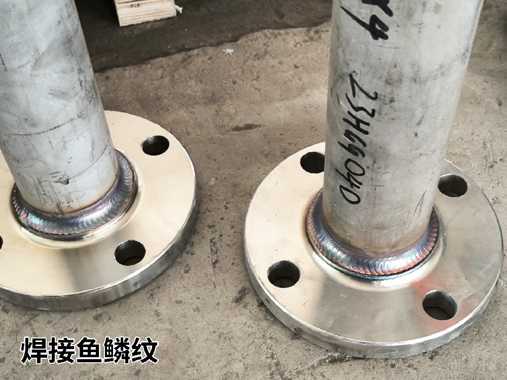 衡水客戶碳鋼壓力容器現(xiàn)場調(diào)試，工人很快學(xué)會